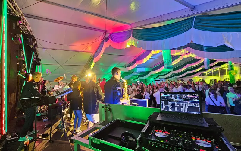 Schützenfest mit Band und DJ DJ Feier Kaiser Bühnen-Setup mit Band und DJ-Technik beim Schützenfest in Ostwestfalen