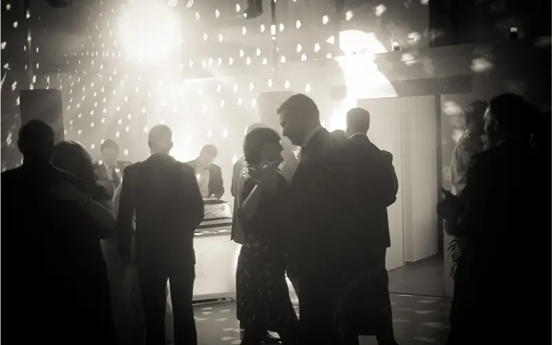 DJ Feier Kaiser White Wedding Paket mit weißer Tonanlage und Tube-Light Beleuchtung – demnächst verfügbar