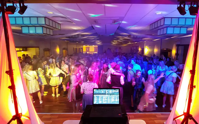 Oktoberfest Party mit DJ Feier Kaiser DJ Feier Kaiser Dancefloor mit LED-Beleuchtung und Partyatmosphäre beim Oktoberfest