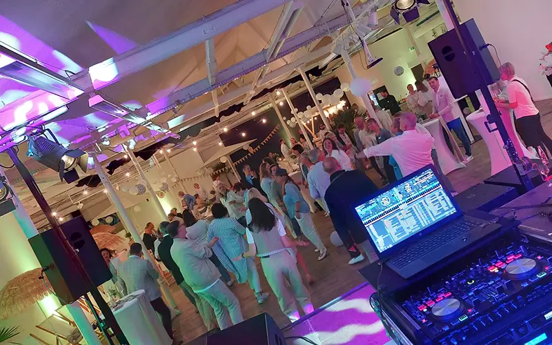 Firmenfeier mit DJ und Tanzfläche DJ Feier Kaiser Firmenfeier mit Gästen auf der Tanzfläche und professioneller Beleuchtung