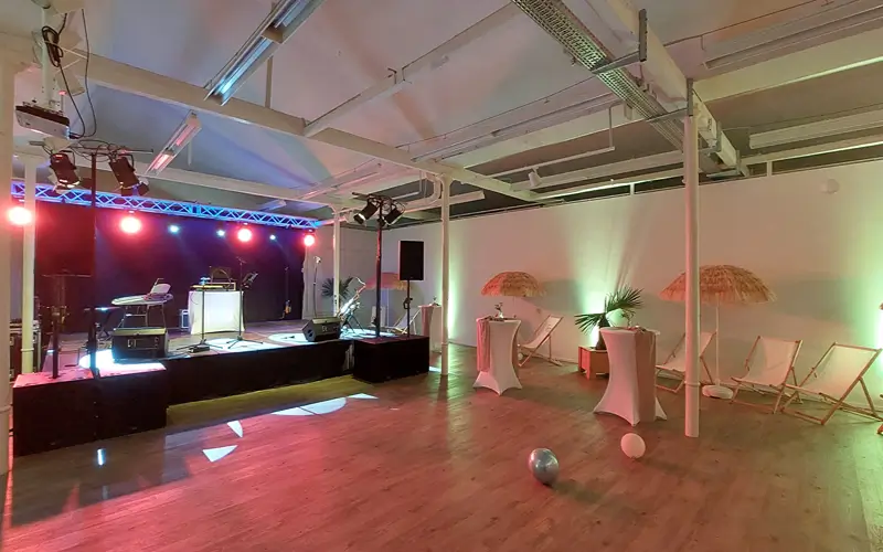 DJ Feier Kaiser professionelles Setup mit Ton- und Lichttechnik bei einem Firmenevent