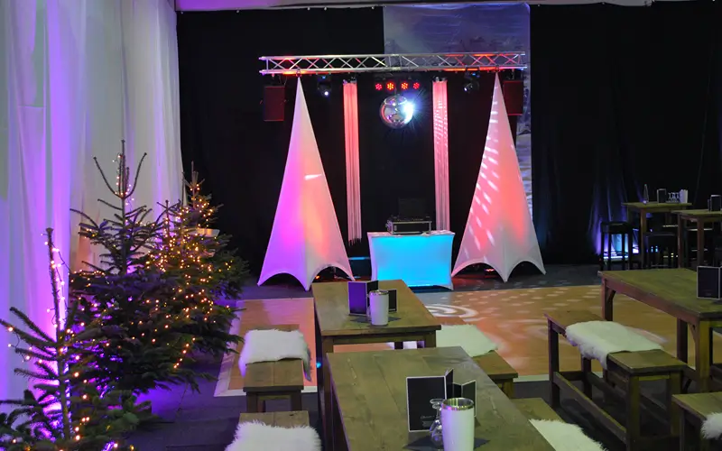 Weihnachtsfeier mit DJ Feier Kaiser DJ Feier Kaiser Mobildisco mit festlicher Beleuchtung bei einer Firmenweihnachtsfeier