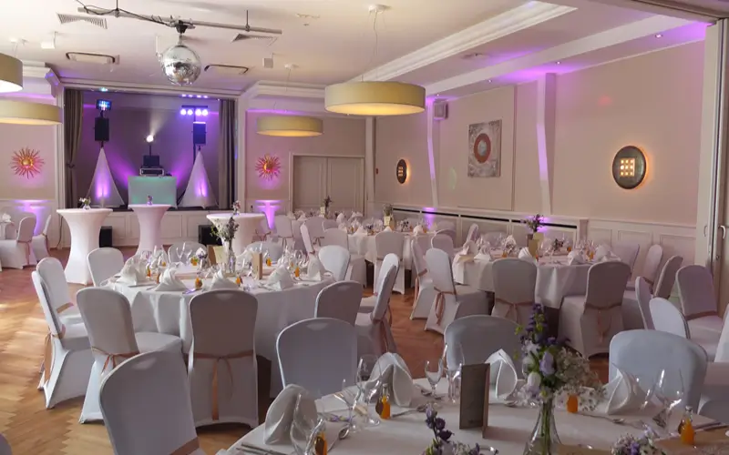 Hochzeitsfeier mit Ambientebeleuchtung im Saal DJ Feier Kaiser Hochzeitsfeier mit lila Ambientebeleuchtung und LED-Floorspots im Saal