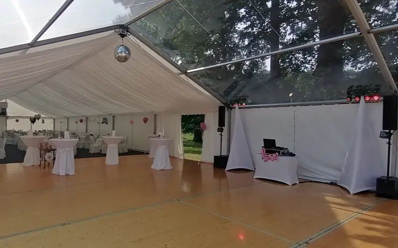 Hochzeitsfeier im Festzelt mit DJ Setup DJ Feier Kaiser Mobildisco Setup mit Lichtanlage bei einer Hochzeitsfeier im Festzelt