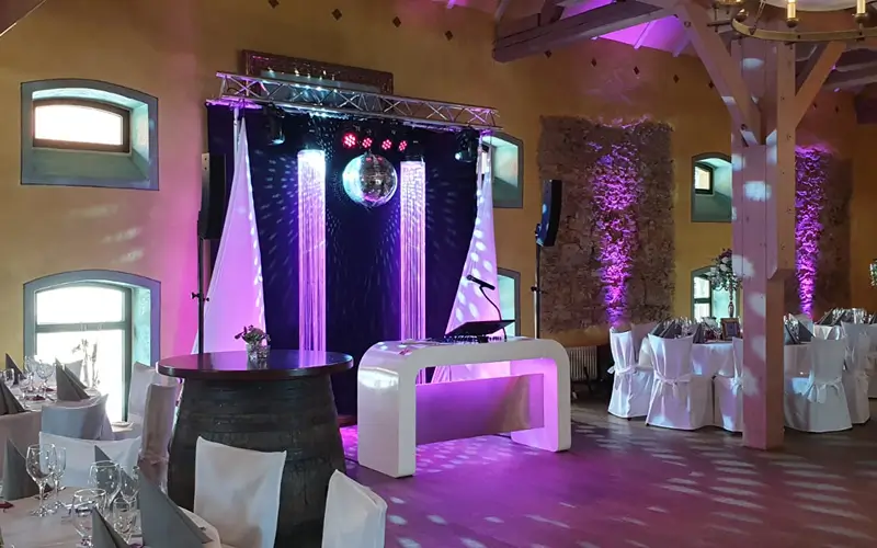 DJ Feier Kaiser großer Aufbau mit Gala-Setup und stimmungsvoller Ambientebeleuchtung bei einer Hochzeit