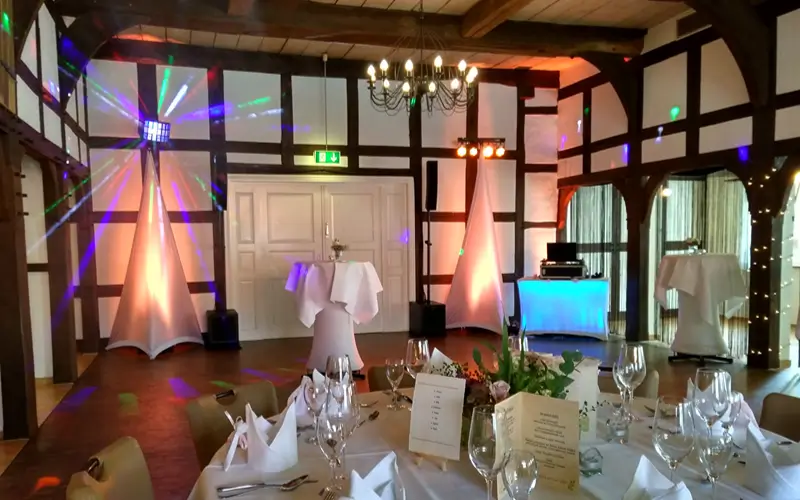 DJ Feier Kaiser stimmungsvolle Lichteffekte und Ambientebeleuchtung bei einer Hochzeitsfeier