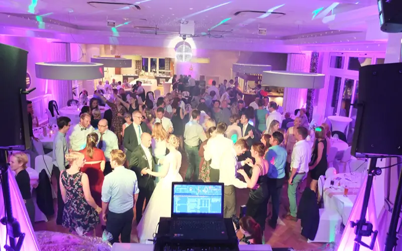 DJ Feier Kaiser Hochzeitsparty mit tanzenden Gästen und professioneller Lichtshow in Ostwestfalen