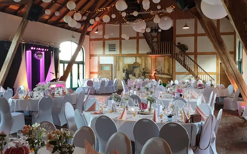 Hochzeit mit rustikalem Ambiente DJ Feier Kaiser DJ Setup mit stimmungsvoller Beleuchtung bei einer Hochzeit mit rustikalem Ambiente