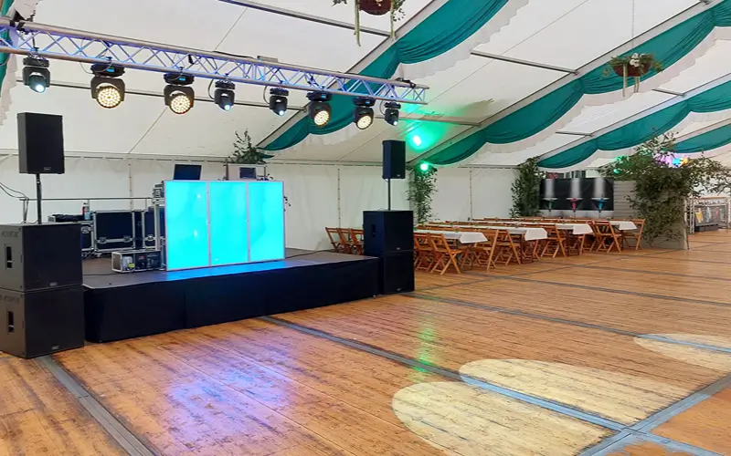DJ Feier Kaiser große Bühne mit Traversen und professioneller Ton- und Lichtanlage beim Schützenfest